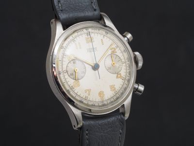 gros plan d'une montre sur fond noir