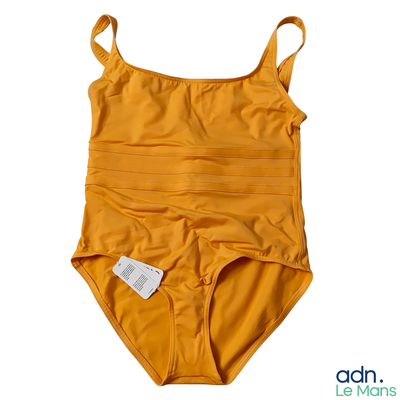 un maillot de bain une pièce jaune sur lequel se trouve une étiquette