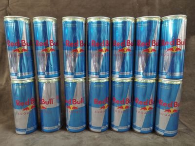 six canettes de boisson énergisante Red Bull sont empilées les unes sur les autres
