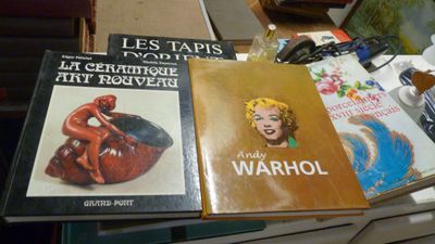 de nombreux livres posés sur une table