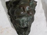 deux statues de lions placées l'une à côté de l'autre sur le mur