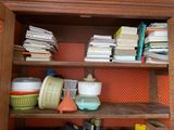 une étagère avec beaucoup de livres sur le dessus