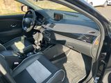 l'intérieur d'une voiture, la portière ouverte et le volant abaissé