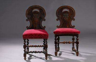 deux chaises avec des coussins rembourrés rouges et un dossier sculpté