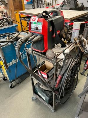 une machine posée sur un chariot dans un garage