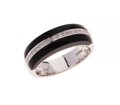une bague noire et blanche sertie de diamants sur fond blanc