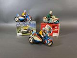 deux motos miniatures et une boîte de jouets posées sur une table