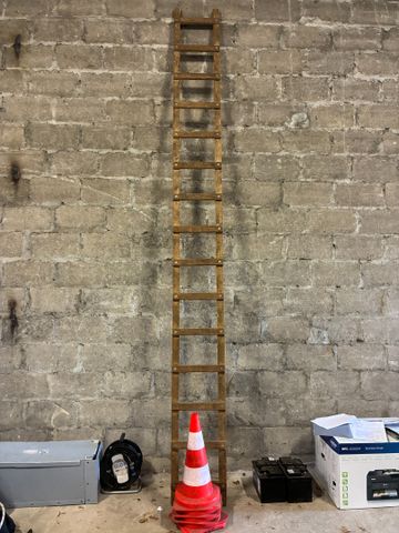 Cinq cônes de signalisation, échelle de couvreur en bois.