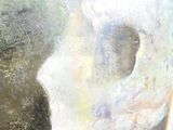 un tableau représentant une femme en robe blanche