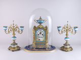 un dôme de verre avec une horloge à l'intérieur