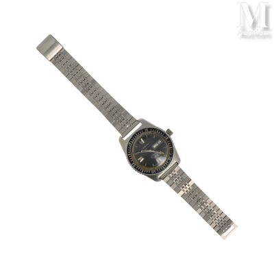 une image représentant une montre sur fond blanc, avec un fond blanc