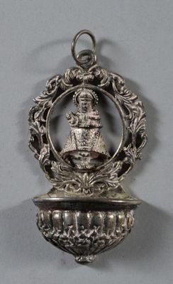 un petit objet en argent accroché au mur