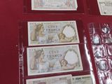 tout un tas de billets de banque de différentes sortes sur la table
