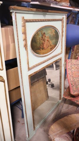 Trumeau de style Louis XVI en bois rechampi blanc et doré à décor...