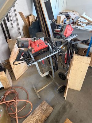une photo d'un garage avec beaucoup d'outils sur le sol