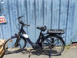 un vélo garé près d'un mur bleu