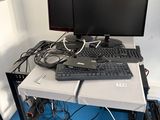 deux écrans d'ordinateur posés sur un bureau