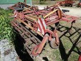 un tracteur rouge assis dans l'herbe