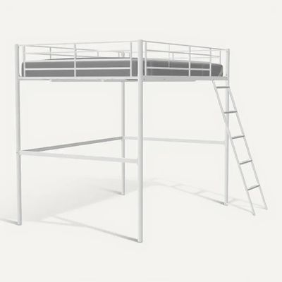Le lit superposé est blanc et comporte une échelle en bas.