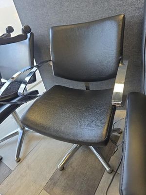 une chaise noire et une chaise noire dans une pièce