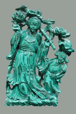 une image représentant une statue d'une femme avec un oiseau sur l'épaule
