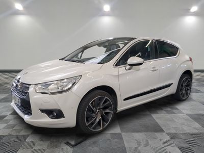 la citrole blanche est garee sur un carrelage en damier