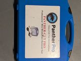 une boîte bleue sur laquelle est collé un autocollant, posée par terre
