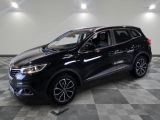 Un SUV noir est garé dans une pièce au sol carrelé.
