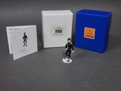 une petite figurine représentant un homme sur un skateboard devant une boîte