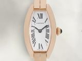 une image d'un gros plan d'une montre-bracelet avec des chiffres romains