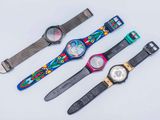 un ensemble de trois montres posées les unes à côté des autres sur une surface blanche