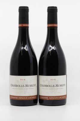 deux bouteilles de vin posées l'une à côté de l'autre sur une surface blanche