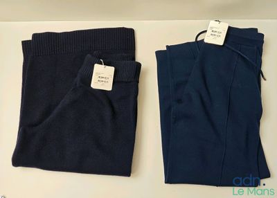 deux paires de pantalons pour homme posées côte à côte sur une table