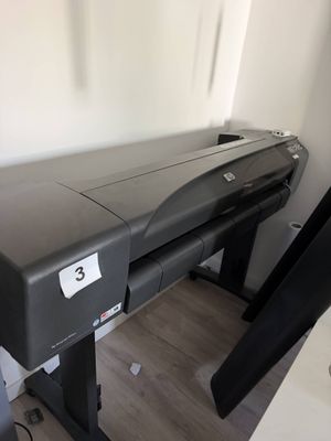 une grande imprimante noire posée sur un bureau