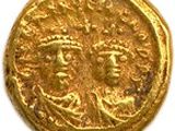 une pièce d'or sur laquelle figurent deux têtes et une couronne