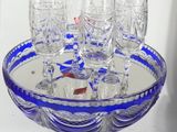 un plateau en verre bleu sur lequel sont posés des verres à vin