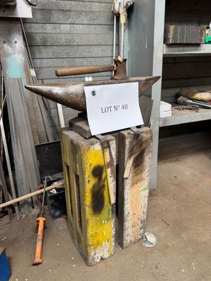 un panneau indiquant « lot n° 20 » au sommet d'une enclume
