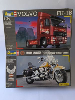 deux modèles de camion et de moto sur une table