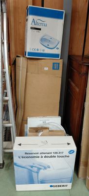 de nombreux cartons et une échelle dans un coin de la pièce