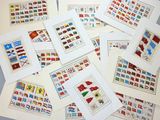 de nombreuses cartes postales de différents pays posées sur une table