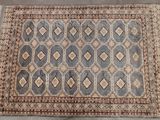 un tapis bleu et marron orné d'un motif en losanges