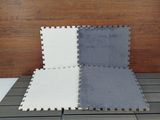 des carreaux gris et blancs posés sur un parquet dans une pièce