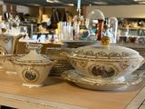 de nombreuses assiettes et bols sur la table dans le magasin
