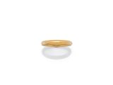 gros plan d'une bague en or sur fond blanc