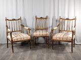 trois chaises anciennes avec des coussins rembourrés à rayures et un rideau blanc