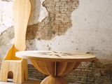 deux chaises et une table devant un mur de briques