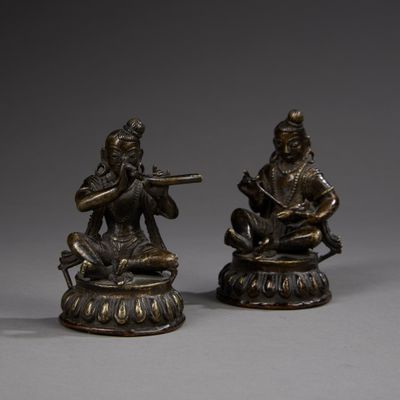 INDE. Deux statuettes en bronze de personnages assis sur un …