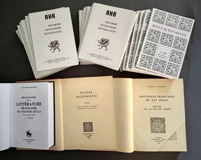 plusieurs livres ouverts posés les uns à côté des autres sur une table