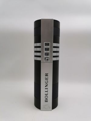 un briquet noir et argent posé sur une table blanche