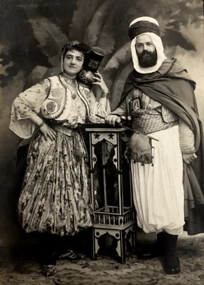 une vieille photo d'un homme et d'une femme debout l'un à côté de l'autre